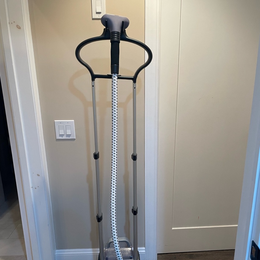Rowenta clothing steamer with hanger and retractable plug